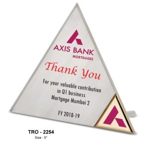 JI-2254 A Small Triangle Desk Memento